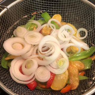 pollo-con-verduras-patatas-pimiento-rojo-pimiento-verde-cebolleta