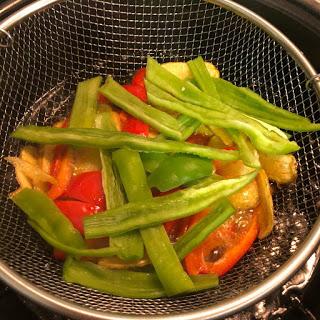 pollo-con-verduras-patatas-pimiento-rojo-pimiento-verde