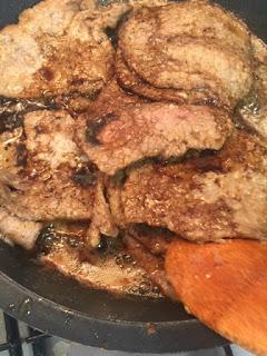 ESCALOPINES EN REDUCCIÓN DE BALSAMICO Y ARROZ SALVAJE CON FRUTOS SECOS