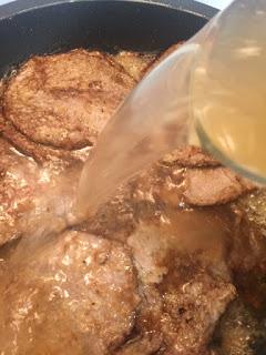 ESCALOPINES EN REDUCCIÓN DE BALSAMICO Y ARROZ SALVAJE CON FRUTOS SECOS