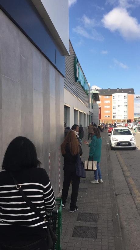 Mercadona controlará el aforo de sus supermercados, limitará el horario y obligará a mantener una distancia de un metro