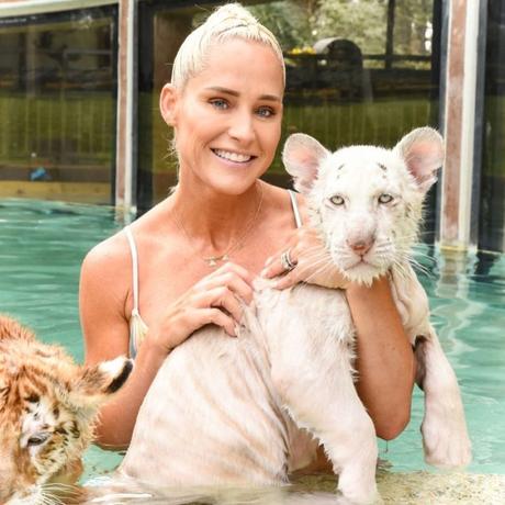 Fotos de The undertaker y su esposa Michelle McCool con felinos