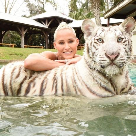 Fotos de The undertaker y su esposa Michelle McCool con felinos