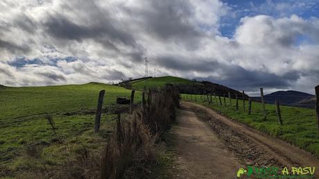 Pista entre la capilla de San Antonio y San Pelayo