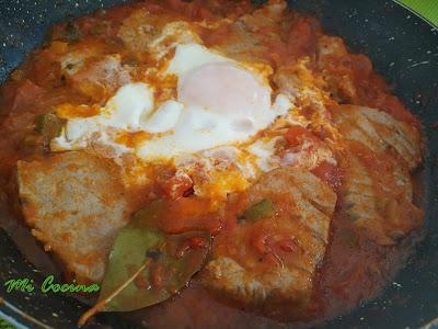 ATÚN EN SALSA DE TOMATE CON HUEVO FRITO AL ESTILO DE ABRAHAM GARROTE