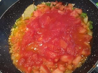 ATÚN EN SALSA DE TOMATE CON HUEVO FRITO AL ESTILO DE ABRAHAM GARROTE