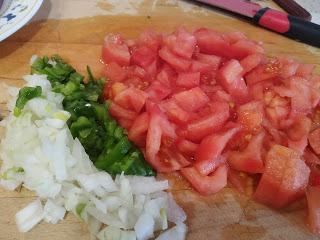 ATÚN EN SALSA DE TOMATE CON HUEVO FRITO AL ESTILO DE ABRAHAM GARROTE