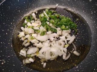 ATÚN EN SALSA DE TOMATE CON HUEVO FRITO AL ESTILO DE ABRAHAM GARROTE ATÚN EN SALSA DE TOMATE CON HUEVO FRITO AL ESTILO DE ABRAHAM GARROTE