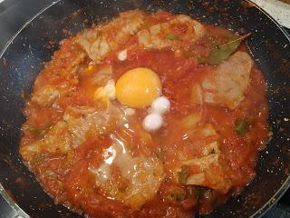 ATÚN EN SALSA DE TOMATE CON HUEVO FRITO AL ESTILO DE ABRAHAM GARROTE