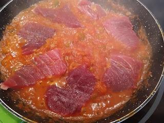 ATÚN EN SALSA DE TOMATE CON HUEVO FRITO AL ESTILO DE ABRAHAM GARROTE ATÚN EN SALSA DE TOMATE CON HUEVO FRITO AL ESTILO DE ABRAHAM GARROTE