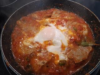 ATÚN EN SALSA DE TOMATE CON HUEVO FRITO AL ESTILO DE ABRAHAM GARROTE