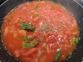 ATÚN EN SALSA DE TOMATE CON HUEVO FRITO AL ESTILO DE ABRAHAM GARROTE ATÚN EN SALSA DE TOMATE CON HUEVO FRITO AL ESTILO DE ABRAHAM GARROTE