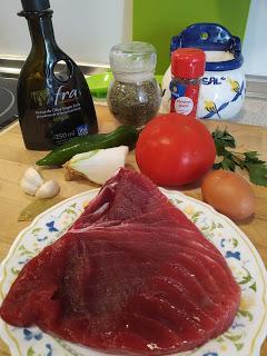 ATÚN EN SALSA DE TOMATE CON HUEVO FRITO AL ESTILO DE ABRAHAM GARROTE