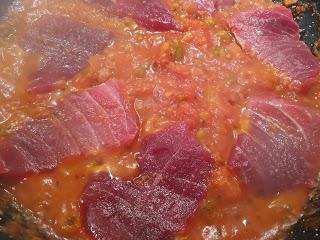 ATÚN EN SALSA DE TOMATE CON HUEVO FRITO AL ESTILO DE ABRAHAM GARROTE