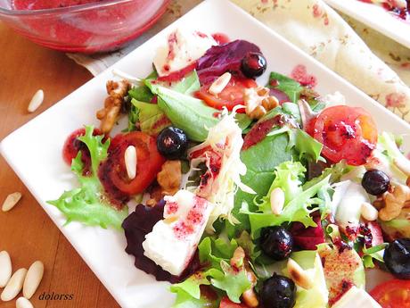 Ensalada verde, queso y nueces con vinagreta de grosellas negras