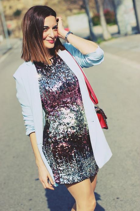 Con vestido de lentejuelas Con vestido de lentejuelas