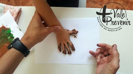 huella de manos con pintura de dedos