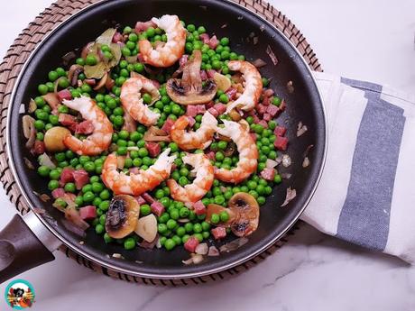 Guisantes salteados con langostinos