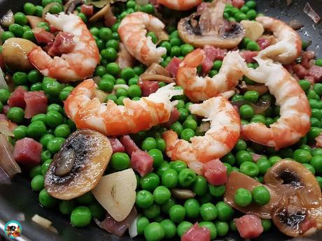 Guisantes salteados con langostinos