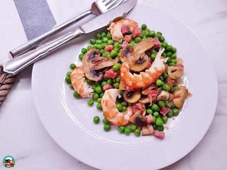 Guisantes salteados con langostinos