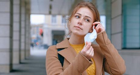Mujer quitándose la mascarilla