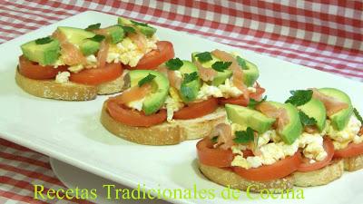Tostas saludables de huevo revuelto, aguacate y salmón ahumado