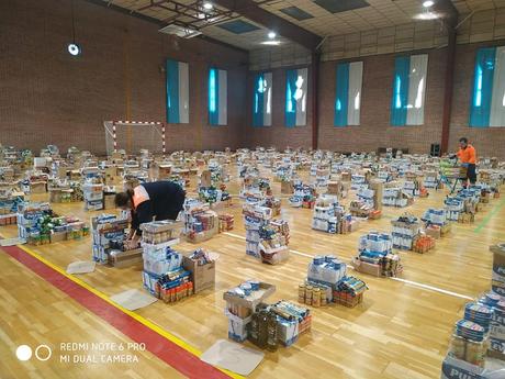 Protección Civil de Ponferrada prepara el Pabellón José Arroyo de Flores del Sil para que los más desfavorecidos tengan alimentos