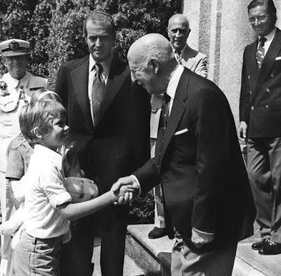 El rey hijo sacrifica al padre para intentar salvar la corona.