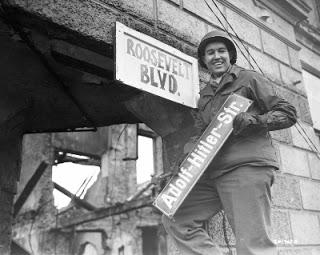 SEGUNDA GUERRA MUNDIAL. CONSECUENCIAS SOCIALES (II): LA DESNAZIFICACIÓN SEGUNDA GUERRA MUNDIAL. CONSECUENCIAS SOCIALES (II): LA DESNAZIFICACIÓN