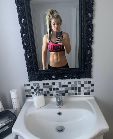 Toni Storm enseña sus lindos abdominales