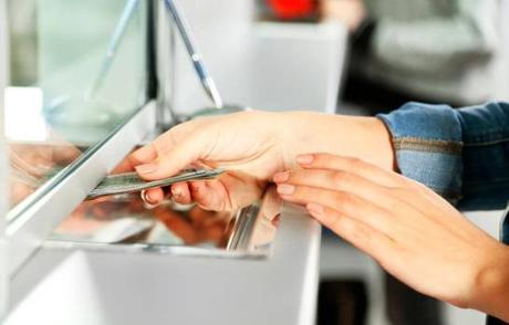 Desde este lunes, bancos solo abrirán de 8:30 de la mañana a 12:30 de la tarde, por corona virus.