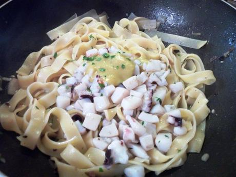 Pasta tagliatelle con sepia y garbanzos – Tagliatelle con crema di ceci e seppia