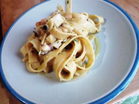 Pasta tagliatelle con sepia y garbanzos - Tagliatelle con crema di ceci e seppia - Cuttlefish with chickpeas 