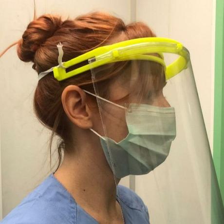 Makers Bierzo entregan las primeras 250 unidades de pantallas de protección fabricadas con sus impresoras 3D