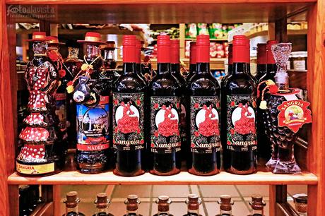 Botellas de sangría en el estante de un restaurante de carretera, camino a Galicia - ALAVISTA Creatividad Sangría con mucho arte - Fotografía