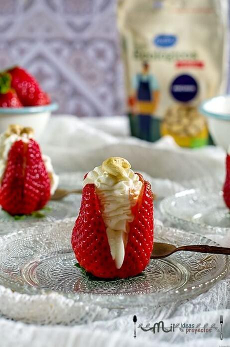 elaboración-fresas-rellenas-crema-queso-anacardos receta-postre-fresas