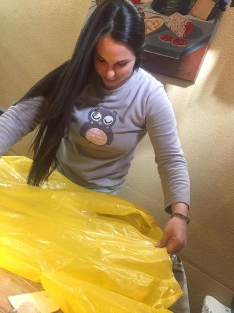 La Asociación Rosa del Sil de Matarrosa fabrica Batas desechables para el Hospital del Bierzo