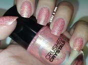 Diseño uñas rosa flores blancas doradas