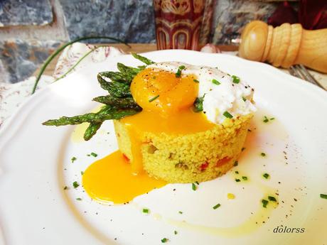 Timbal de cuscús con espárragos y huevo