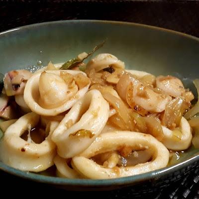 CALAMARES ENCEBOLLADOS   (APERITIVO)