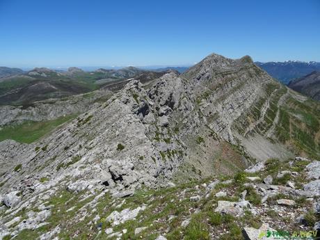 RUTA por la ARISTA del CIRBANAL desde CALDAS DE LUNA, León Bajando de la Peñona a la Peña de la Silla