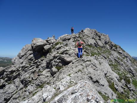 RUTA por la ARISTA del CIRBANAL desde CALDAS DE LUNA, León Llegando al a Peña de la Silla