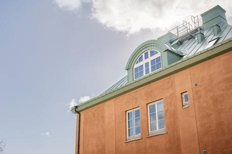 white decor ventana techo abovedado ventana en arco scandinavian duplex scandinavian bedroom scandinavian apartment pared de cristal nordic interiors nordic decor nordic bedroom decor grandes ventanales decoración dormitorios nórdicos big windows  