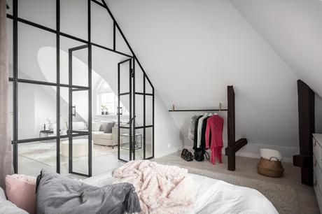 white decor ventana techo abovedado ventana en arco scandinavian duplex scandinavian bedroom scandinavian apartment pared de cristal nordic interiors nordic decor nordic bedroom decor grandes ventanales decoración dormitorios nórdicos big windows  