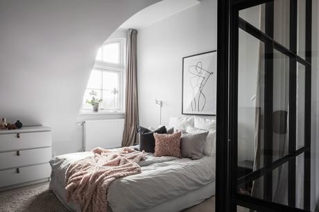 white decor ventana techo abovedado ventana en arco scandinavian duplex scandinavian bedroom scandinavian apartment pared de cristal nordic interiors nordic decor nordic bedroom decor grandes ventanales decoración dormitorios nórdicos big windows  