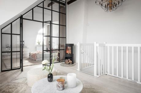 white decor ventana techo abovedado ventana en arco scandinavian duplex scandinavian bedroom scandinavian apartment pared de cristal nordic interiors nordic decor nordic bedroom decor grandes ventanales decoración dormitorios nórdicos big windows  