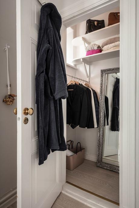 white decor ventana techo abovedado ventana en arco scandinavian duplex scandinavian bedroom scandinavian apartment pared de cristal nordic interiors nordic decor nordic bedroom decor grandes ventanales decoración dormitorios nórdicos big windows  