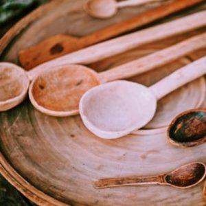Lavar utensilios de madera de cocina