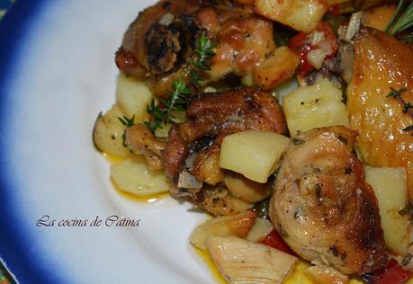 Pollo con patatas y hierbas aromáticas