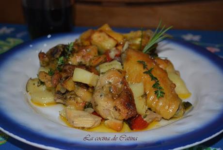 Pollo con patatas y hierbas aromáticas